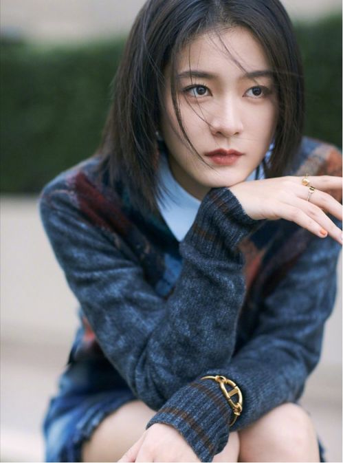 張雪迎終于不藏美腿了,輕熟風(fēng)穿搭更顯女人味,一雙細(xì)腿又白又直