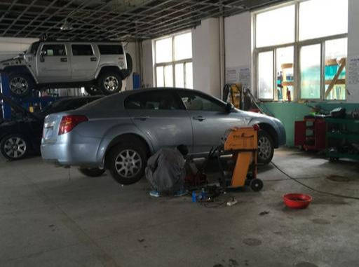 汽車為何不能在修理廠過夜？修車師傅揭秘行業(yè)秘密，網(wǎng)友心寒汽車零配件內(nèi)幕